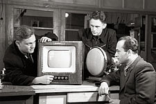Специалисты Минского радиозавода у телевизора «Беларусь». 1955 г. Источник: Whereminsk.
